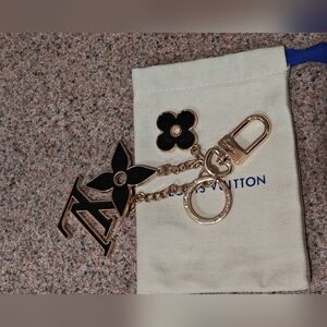 X sols XLouis Vuitton LV Logo Keychain